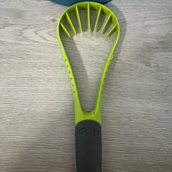 Green flexible, avocado slicer. - Picture 2 of 6